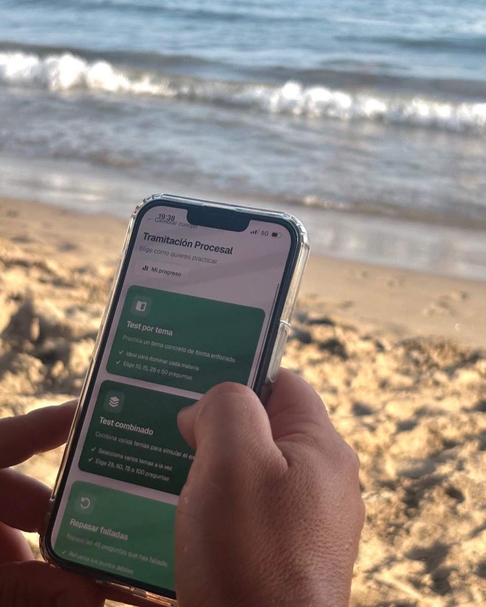 Opositor haciendo tests de MarcaTest en la playa